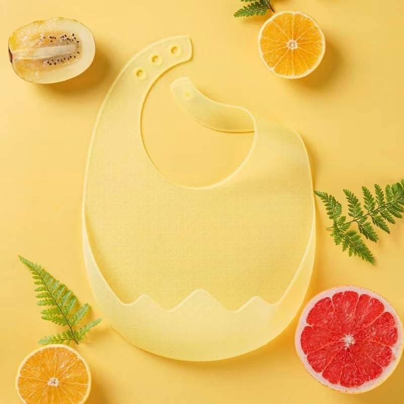 MARG KIT VAISSELLE Pour Bebes & Enfants 7 pièces : 1 assiette avec 4 compatibles, 1 bol avec couvercle, 1 tasse, 1 cuillère et 1 fourchette 1 bavoir, 1 tétine pour les fruits.